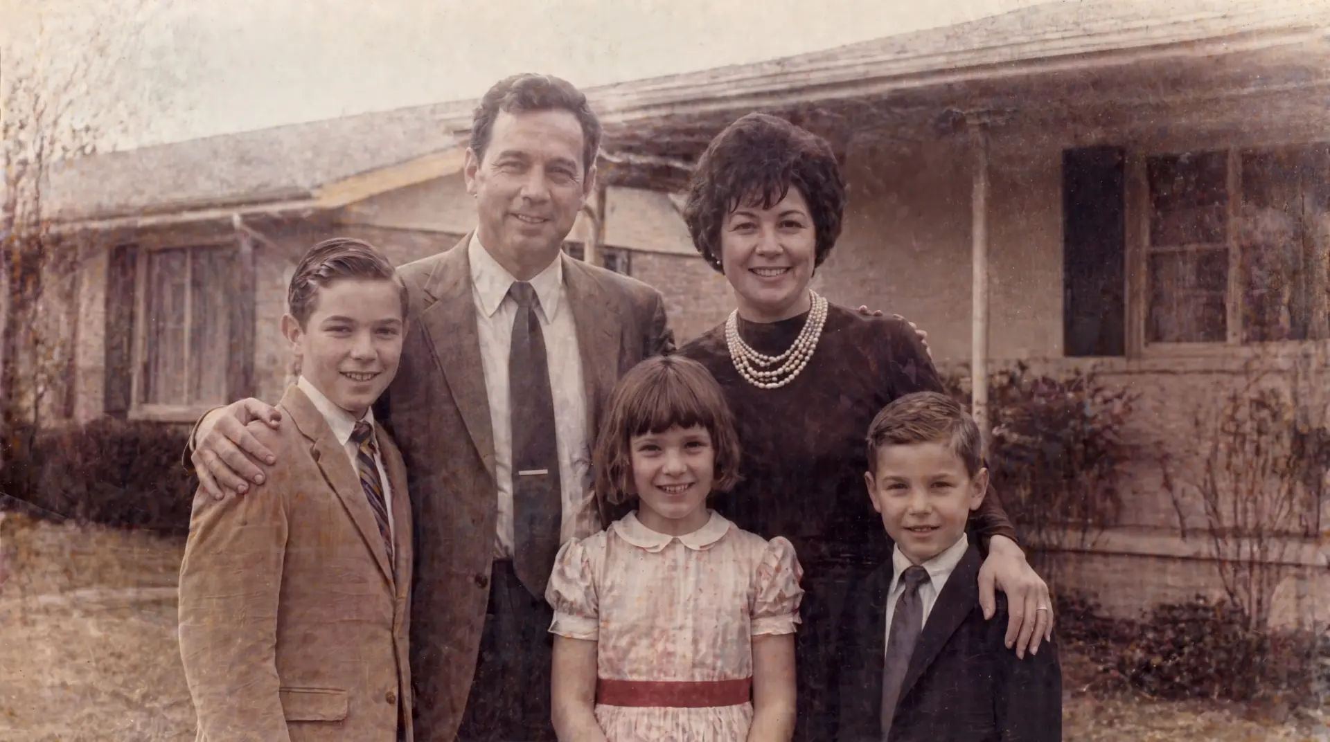 修复后的老照片人像细节预览